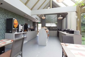 Café da manhã com buffet grátis todos os dias