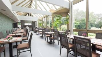 Breakfast and dinner served