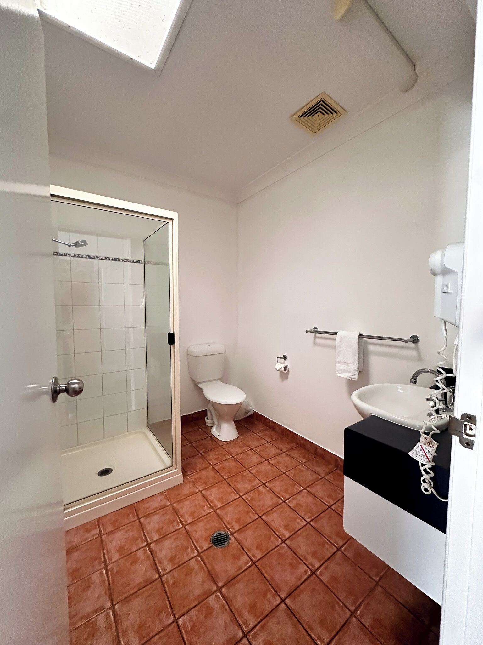 Regendusche, kostenlose Toilettenartikel, Haartrockner, Handtücher