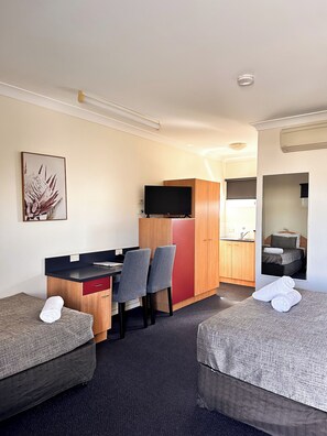 Desk, laptop workspace, blackout curtains, iron/ironing board - Boulevard Lodge (Kensington)