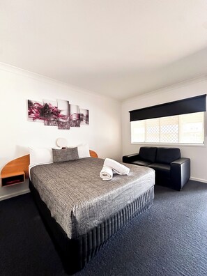 Kamar Deluks | Meja kerja, ruang kerja ramah laptop, dan tirai kedap cahaya