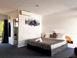 Executive King Room | Desk, laptop workspace, blackout drapes, iron/ironing board