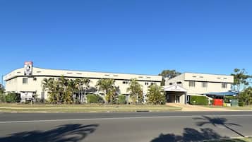 A motel with a sign indicating 'Boulevard Lodge' and 'Motel BL'.