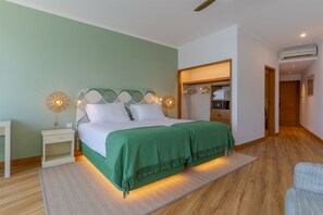 Phòng 2 giường đơn Superior, quang cảnh biển | Minibar, két bảo mật tại phòng, bàn, màn/rèm cản sáng 