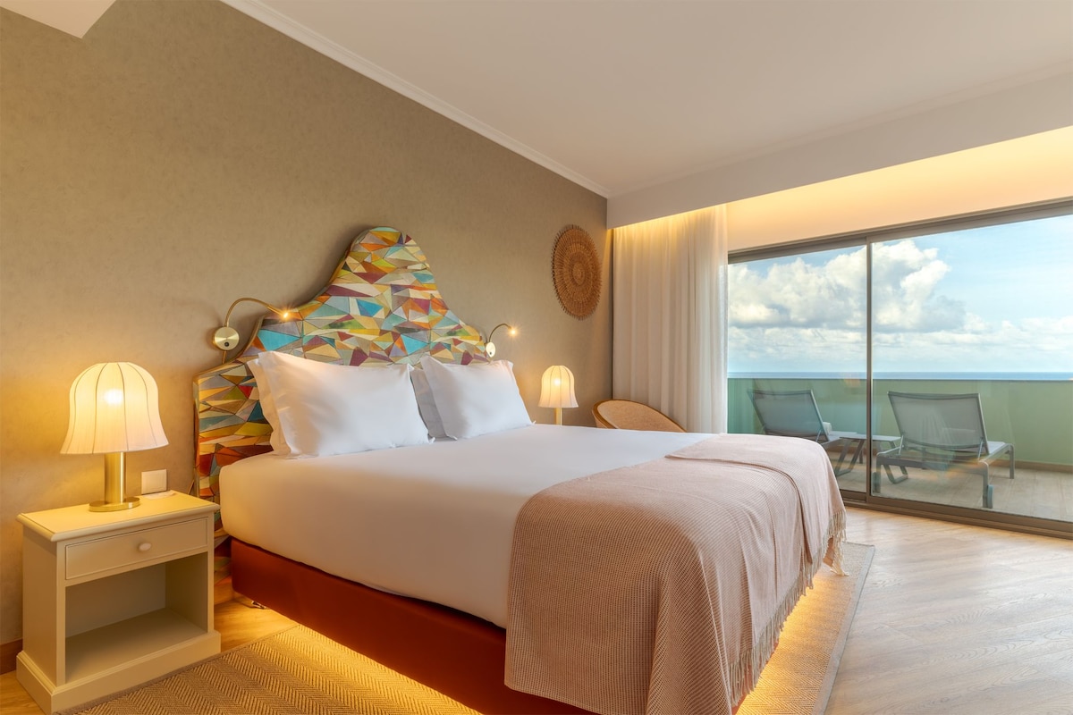 Tomannsrom – superior (Side Sea View) | Minibar, safe på rommet, skrivebord og blendingsgardiner
