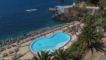 Kolam renang outdoor, dengan payung kolam renang