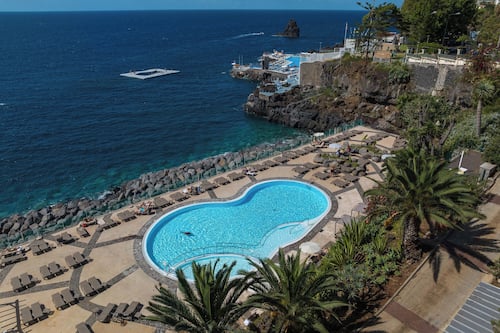 Piscine extérieure, parasols de plage