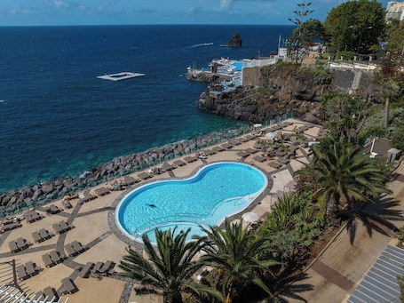 Outdoor pool, pool umbrellas. Pestana Vila Lido Madeira Ocean Hotel