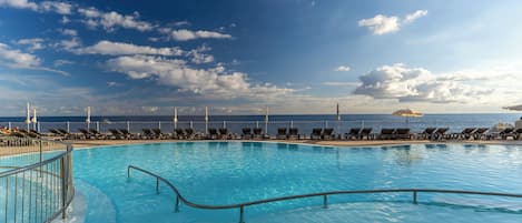 Utomhuspool och parasoller