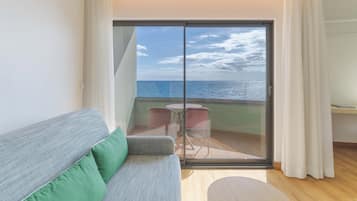 Frigobar, cofres nos quartos, escrivaninha, cortinas blackout