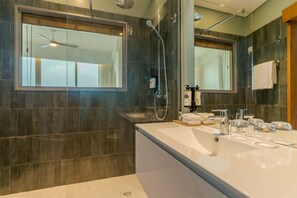 Shower, rainfall showerhead, free toiletries, hair dryer