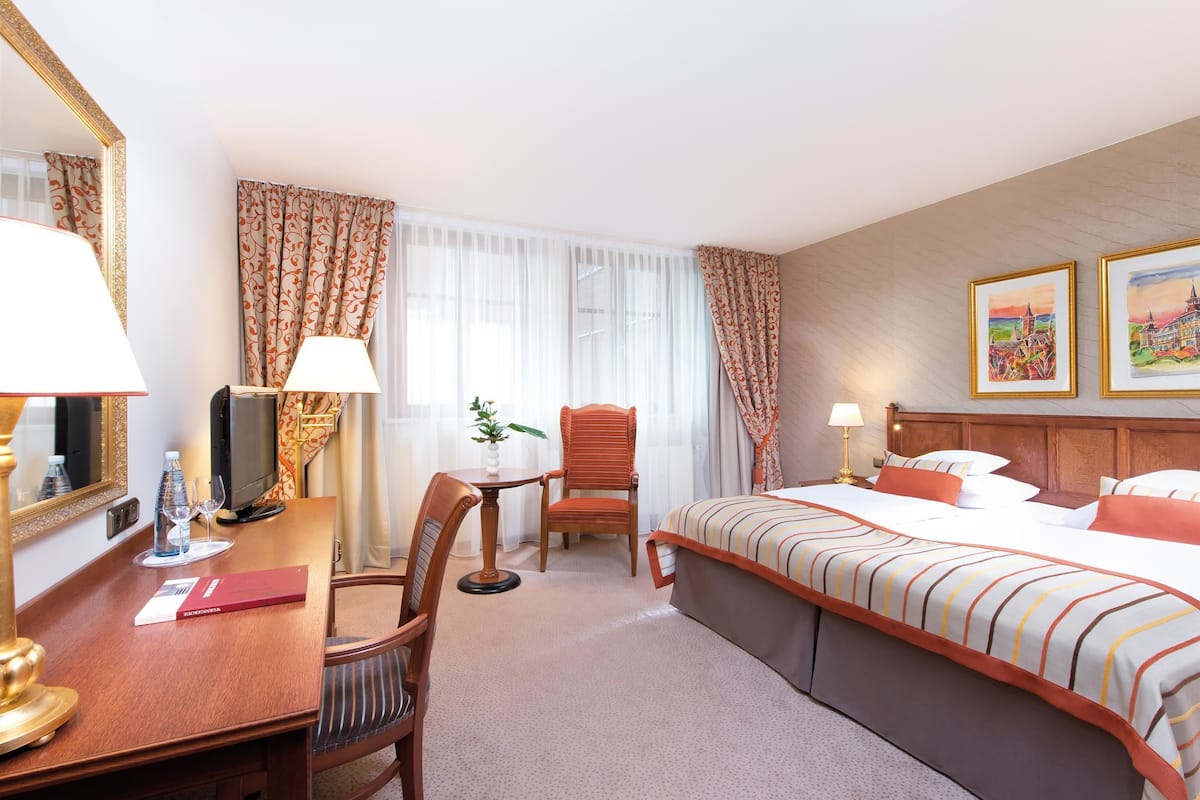 25-inch flat-screen tv with cable channels, tv