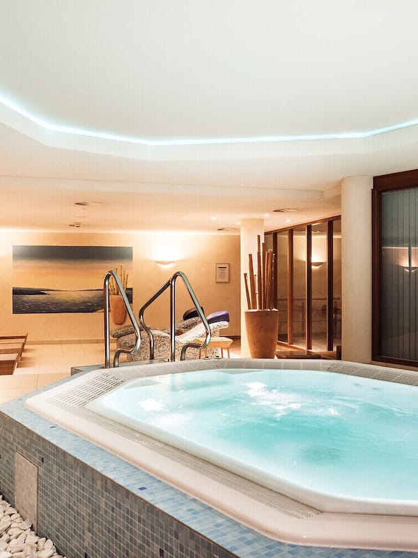 Indoor spa tub
