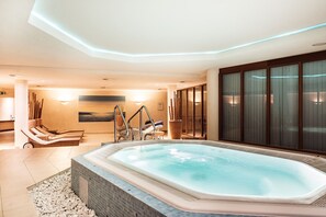 Indoor spa tub