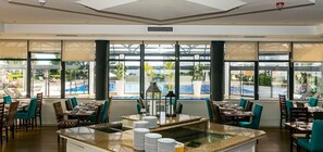 Breakfast, dinner served; Mediterranean cuisine, pool views  - Pestana Cascais Ocean & Conference Aparthotel (Cascais)
