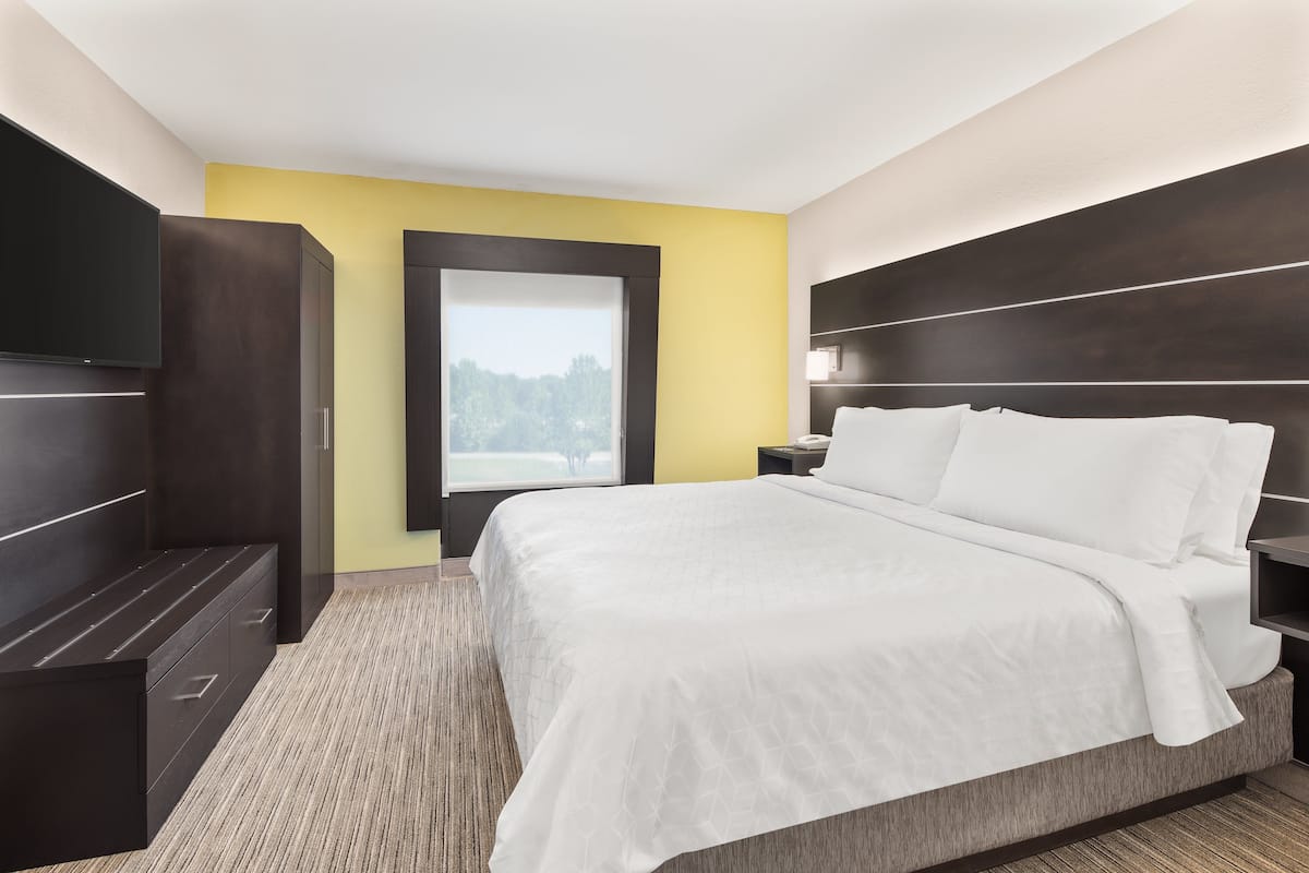 Premium bedding, in-room safe, desk, blackout drapes