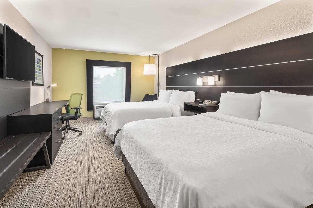 Premium bedding, in-room safe, desk, blackout drapes