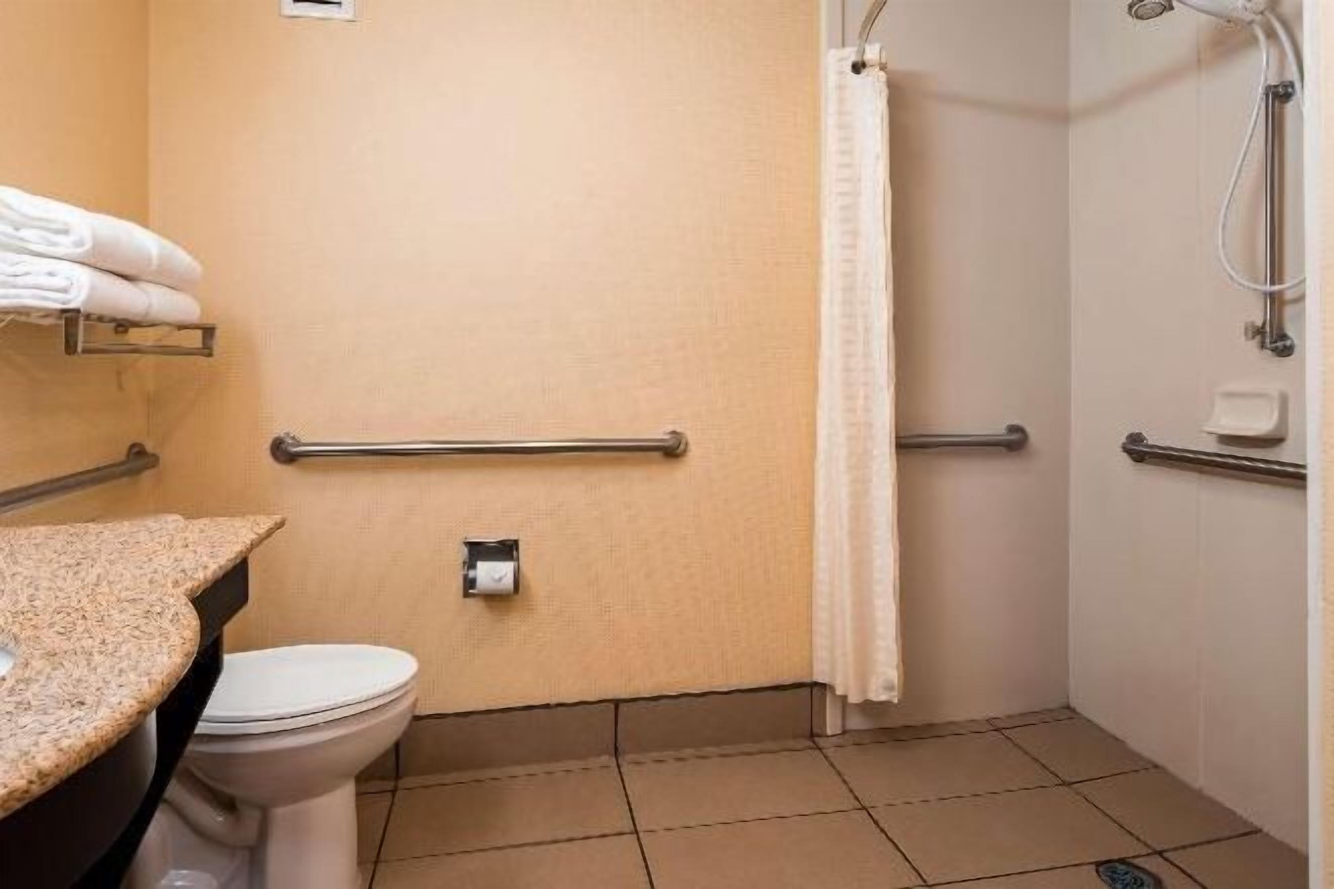 Banheiro | Chuveiro/banheira combinados, produtos de toalete grátis