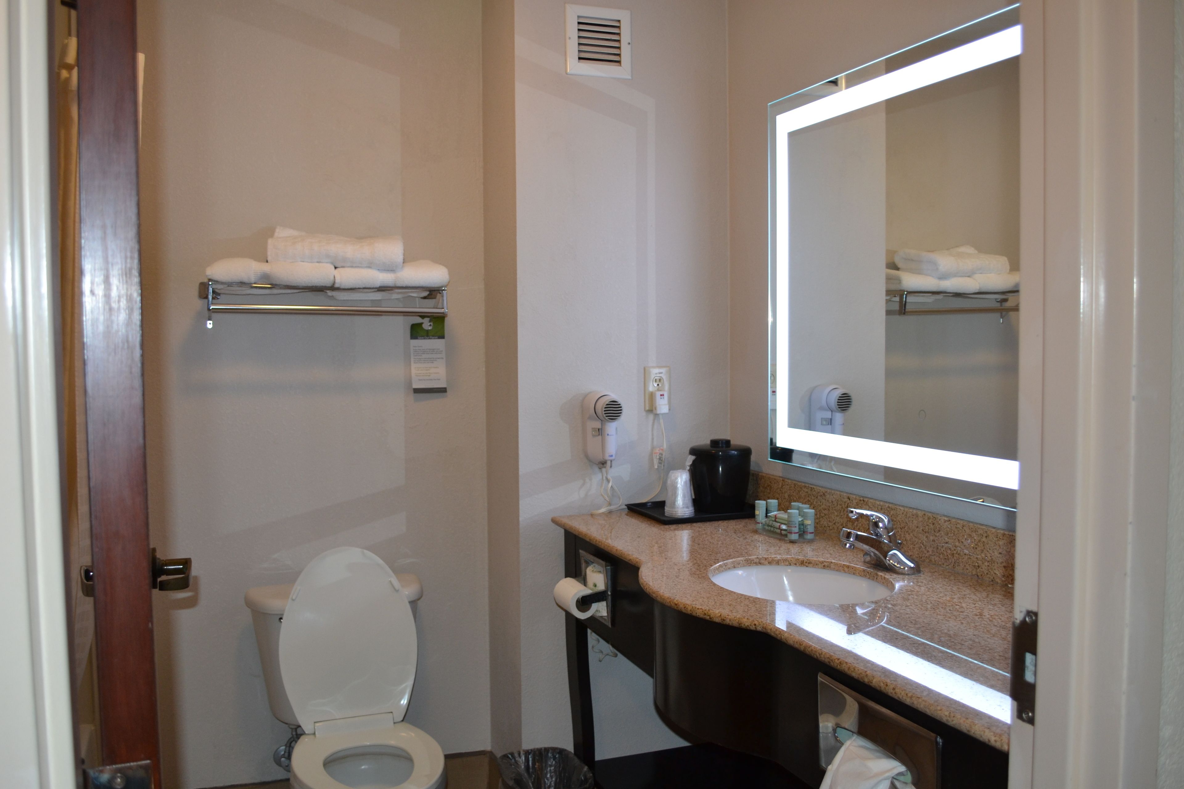 Combined shower/tub, free toiletries, hair dryer, towels