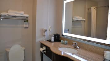 Suite - 2 queensize-senge - ryger - boblebad | Badeværelse | Kombination af bruser/badekar, gratis toiletartikler, hårtørrer
