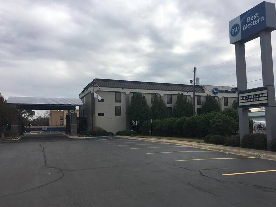 A Best Western hotel with a parking lot and a covered entrance.
