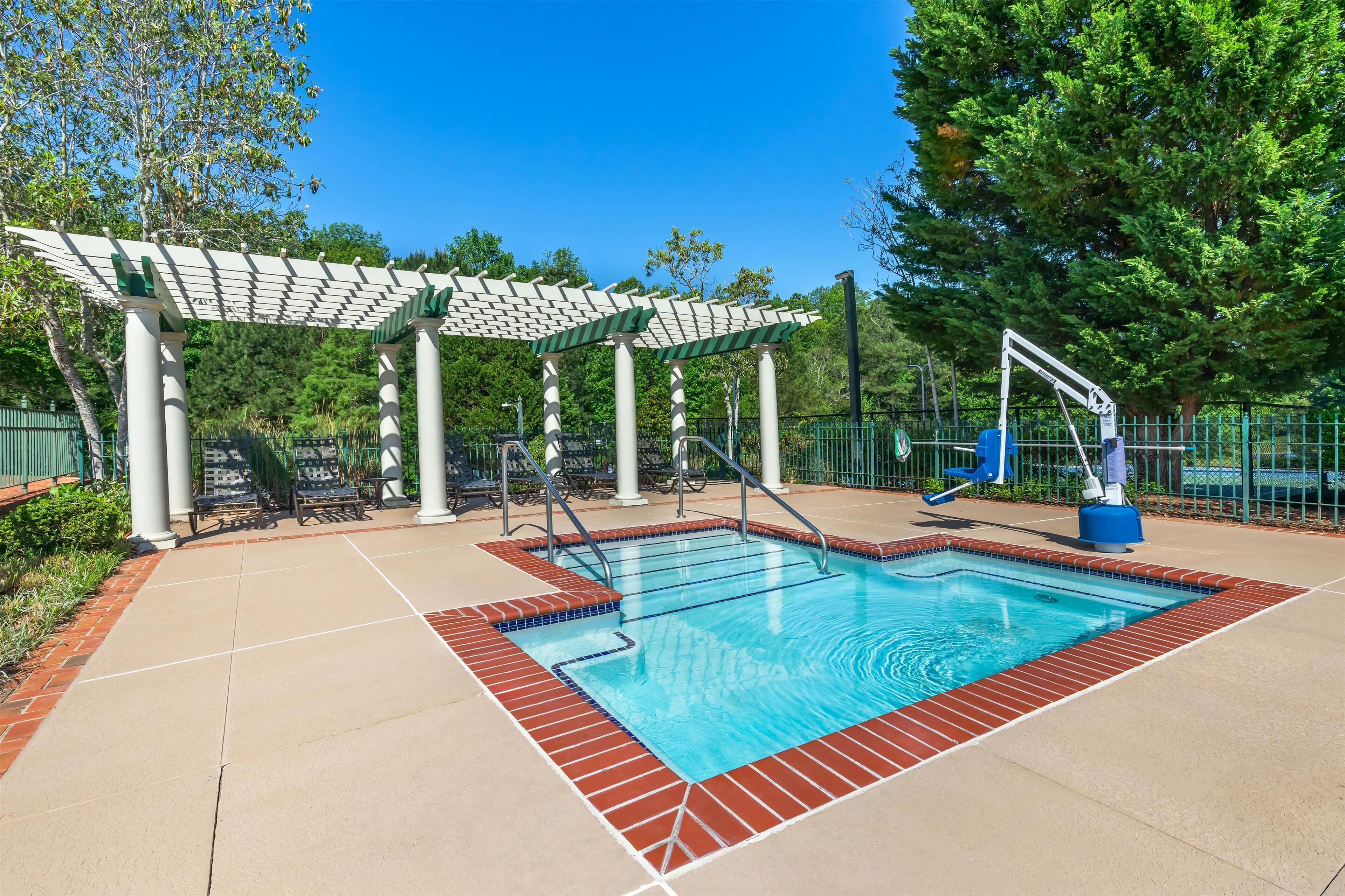 Une piscine dotée d’une pergola, d’un plongeoir et d’un poste de surveillance pour les sauveteurs.