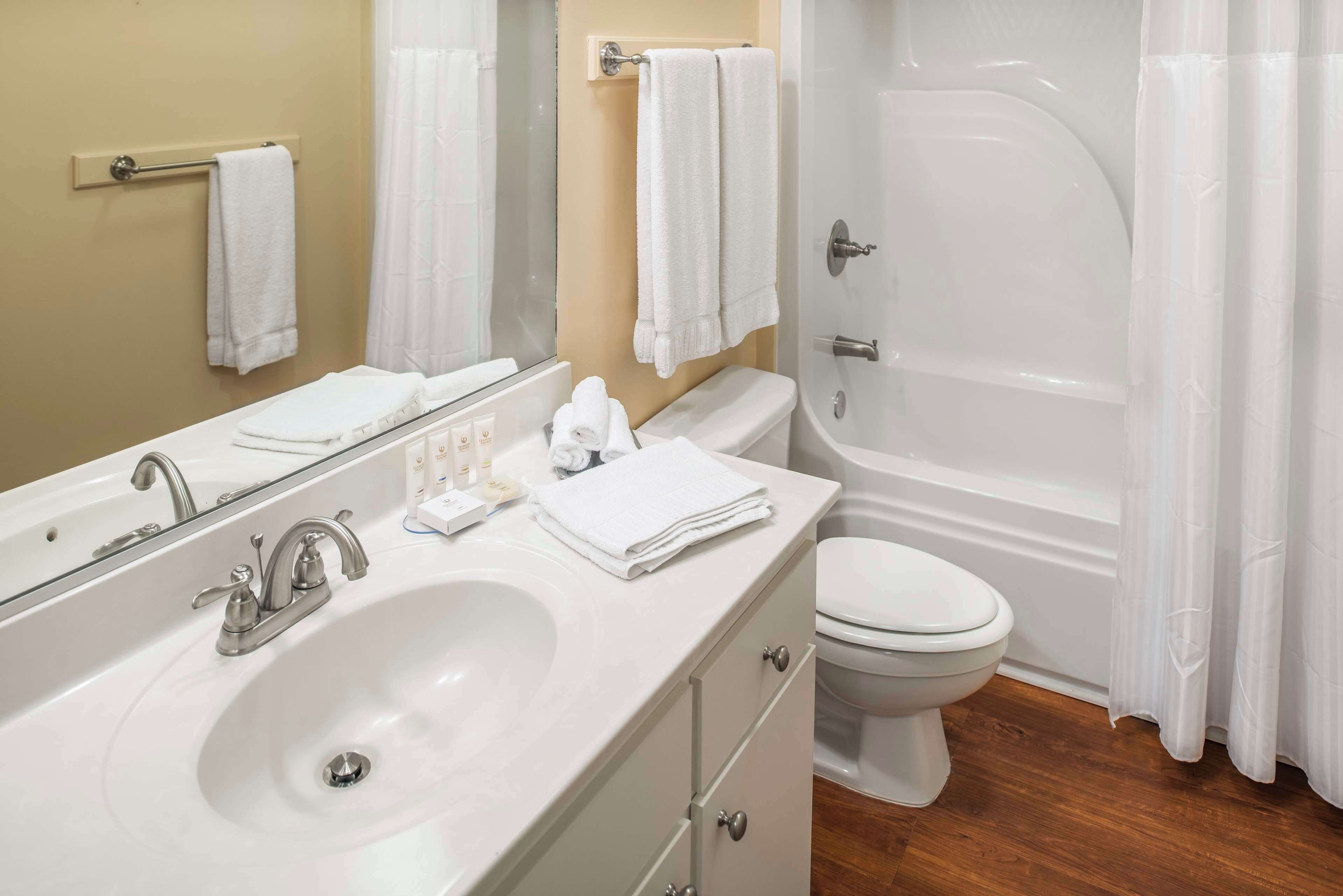 Ensemble douche/baignoire, sèche-cheveux, serviettes fournies, savon