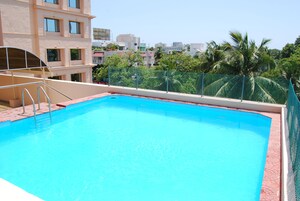 Una piscina cubierta