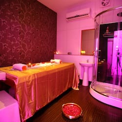 Couples treatment room(s), hot tub, steam room, body treatments