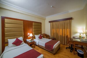 Minibar, caja fuerte, cortinas opacas y tabla de planchar con plancha