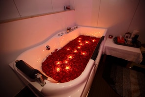 Espace de soins pour les couples, bain à remous, hammam, soins corporels