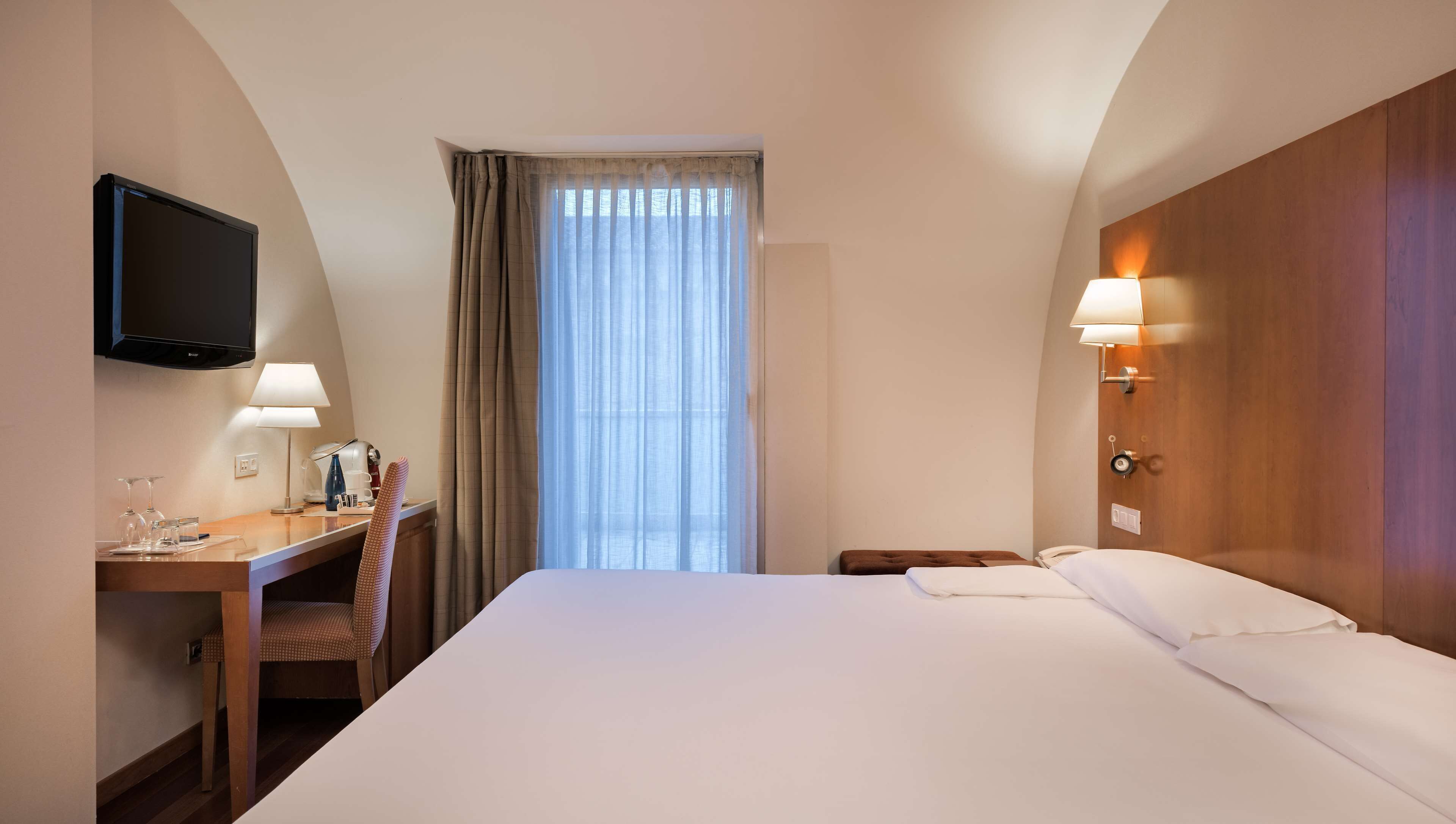 standard room | minibar, in-room safe, desk, blackout curtains