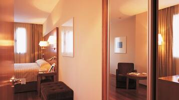 Habitación superior, terraza | Minibar, caja fuerte, escritorio y cortinas opacas