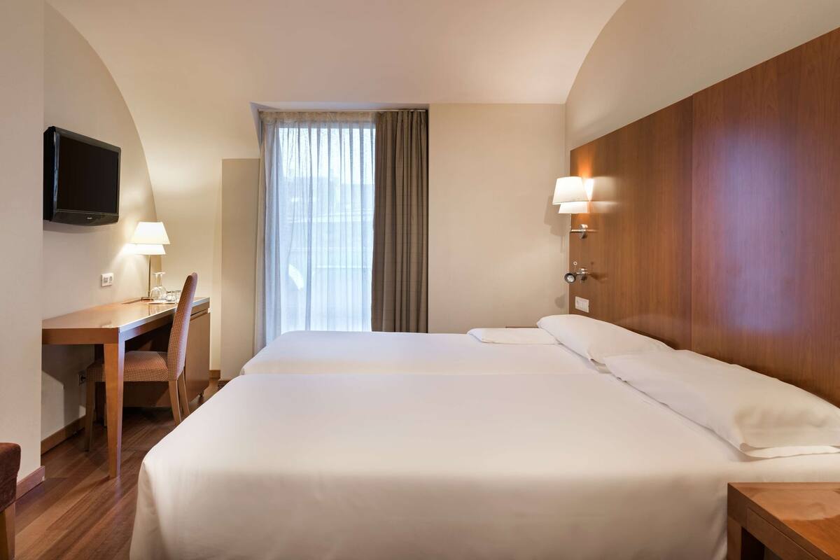 standard room | minibar, in-room safe, desk, blackout curtains