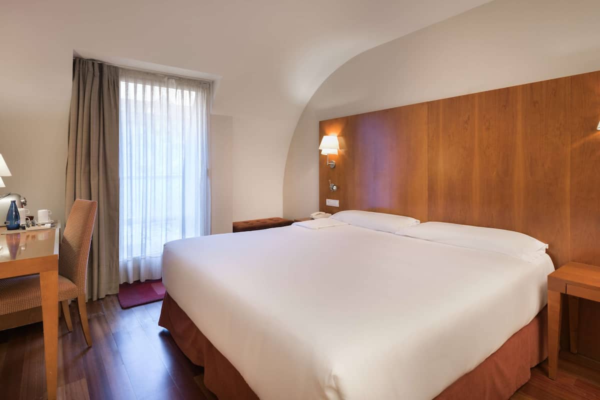 standard room | minibar, in-room safe, desk, blackout curtains