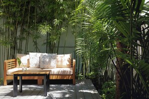 أغطية فراش متميزة وخزنة داخل الغرفة وبديكورات فريدة لكل غرفة