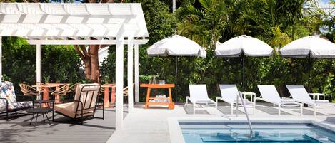 Kolam renang outdoor, dengan kursi berjemur