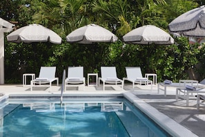Piscina all'aperto, con ingresso dalle 08:00 alle 22:00, lettini