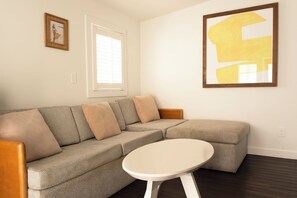 Suite, 2 habitaciones, patio (Patio) | Área de sala de estar | Televisión de pantalla plana 