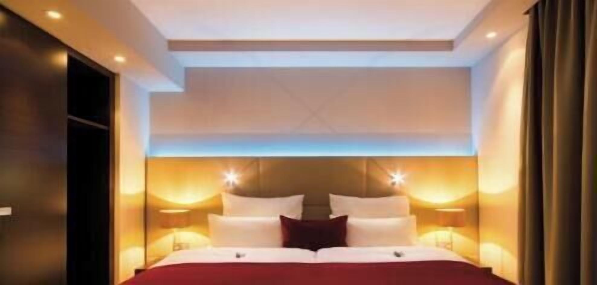 Seprai premium, bantalan ekstra lembut, minibar, dan brankas