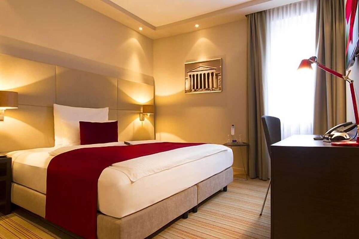 Literie de qualité, lit avec matelas à plateau-coussin, minibar