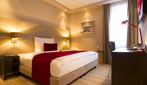 Habitación superior | Ropa de cama de alta calidad, colchones con acolchado adicional, minibar