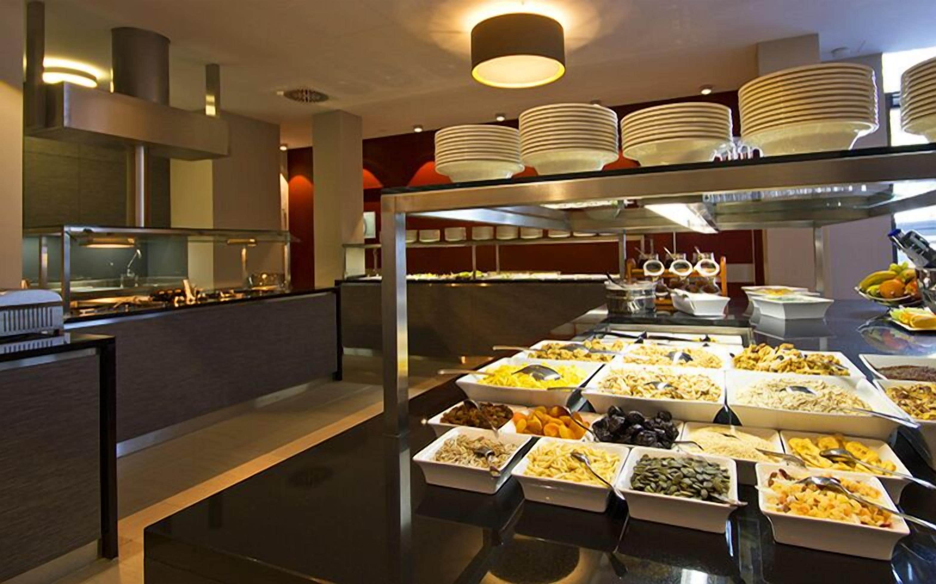 Desayuno buffet diario (EUR 20.50 por persona)