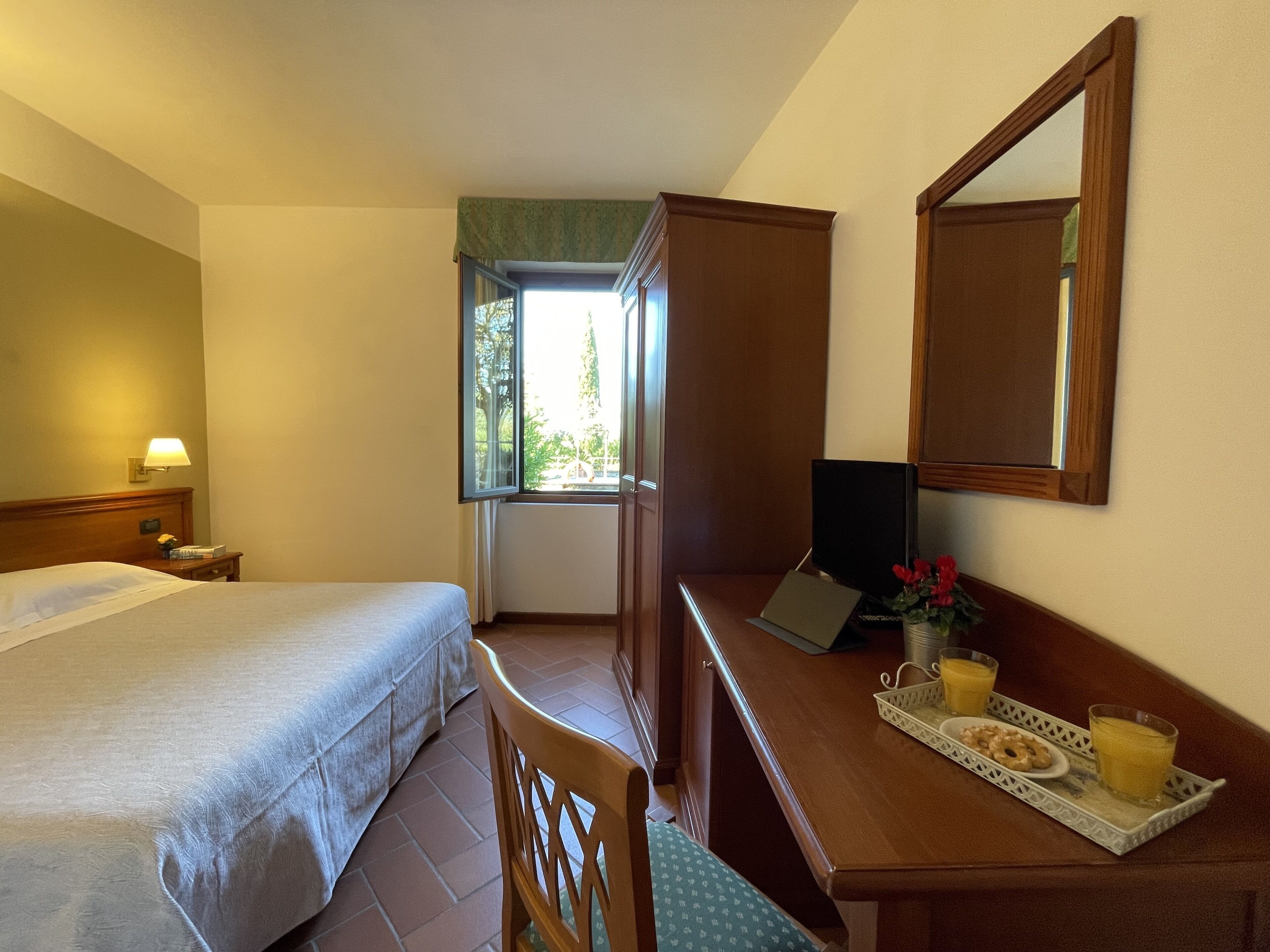 standard double room | 1 bedroom, minibar, in-room safe, desk