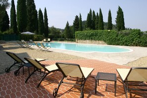 Piscine extérieure, parasols de plage, chaises longues