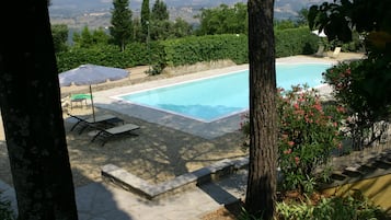 Piscine extérieure, parasols de plage, chaises longues