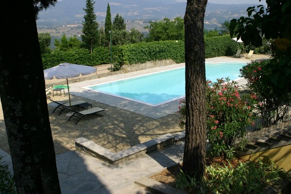 Piscine extérieure, parasols de plage, chaises longues