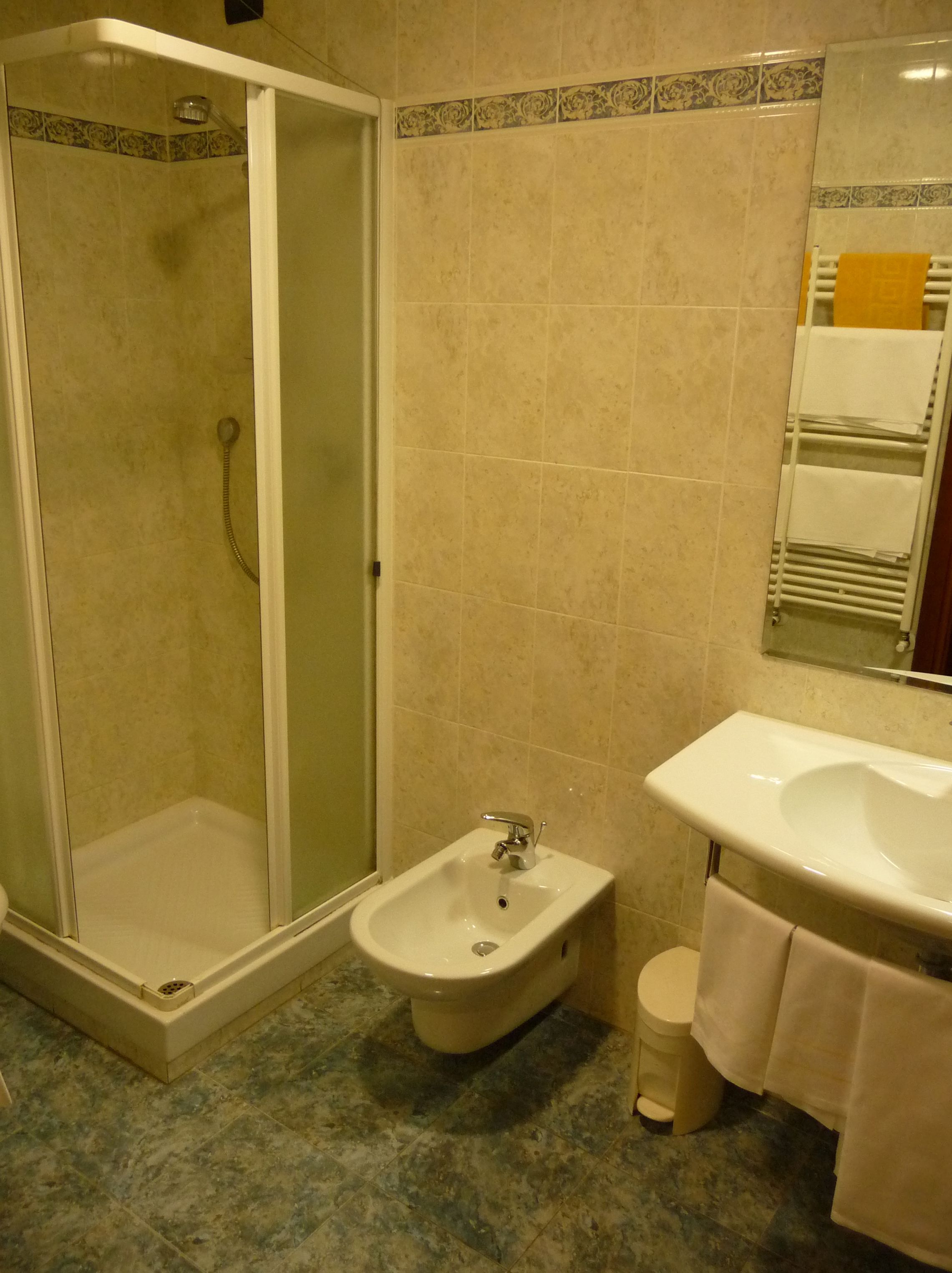 triple room | bathroom | free toiletries, hair dryer, bidet, towels