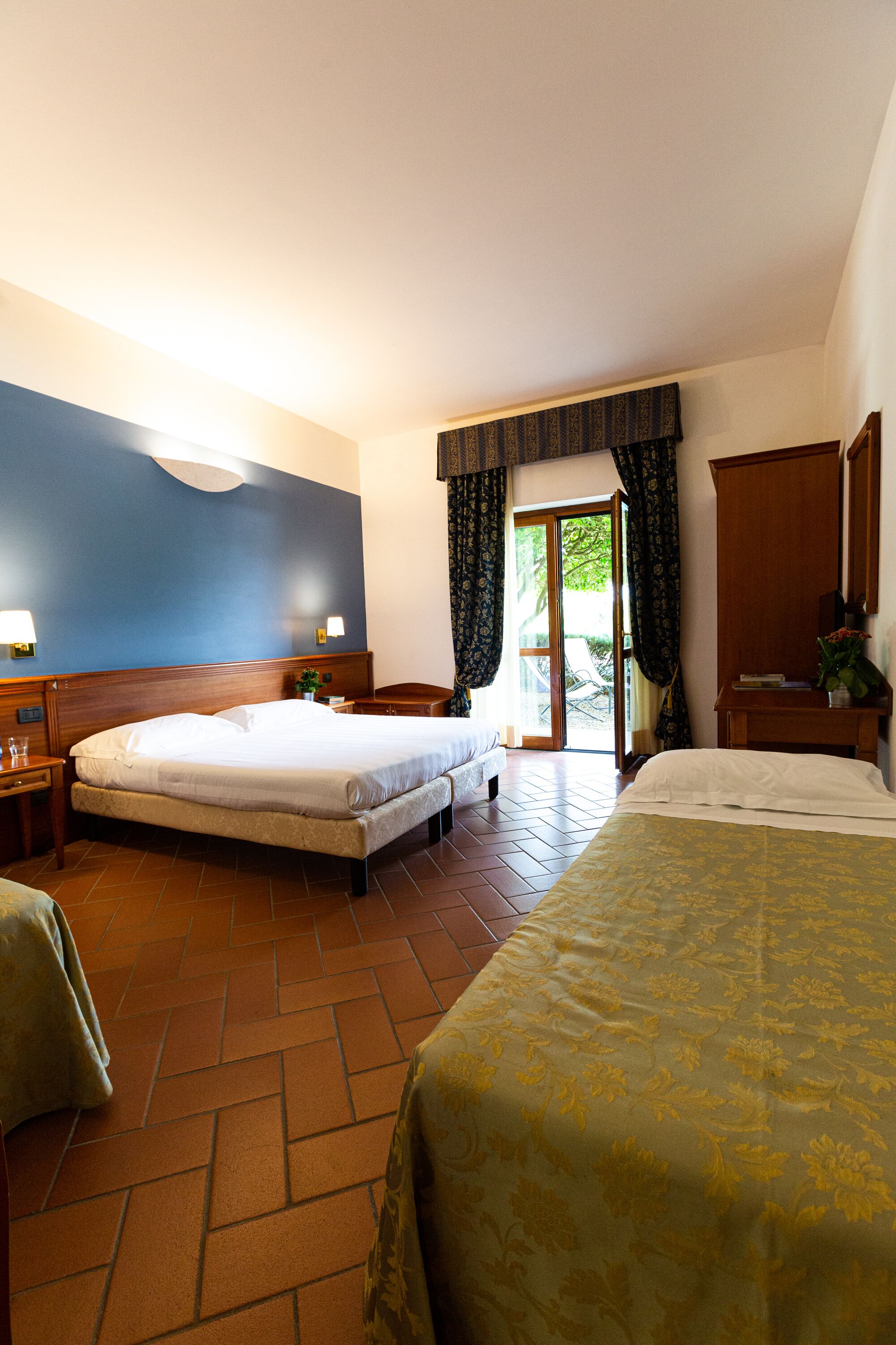 quadruple room | 1 bedroom, minibar, in-room safe, desk