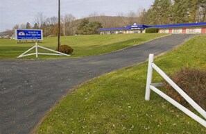 Property grounds - Best Inn (Wellsville)